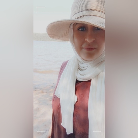 Meet your Posher, Sarah - Picture 3 of 3